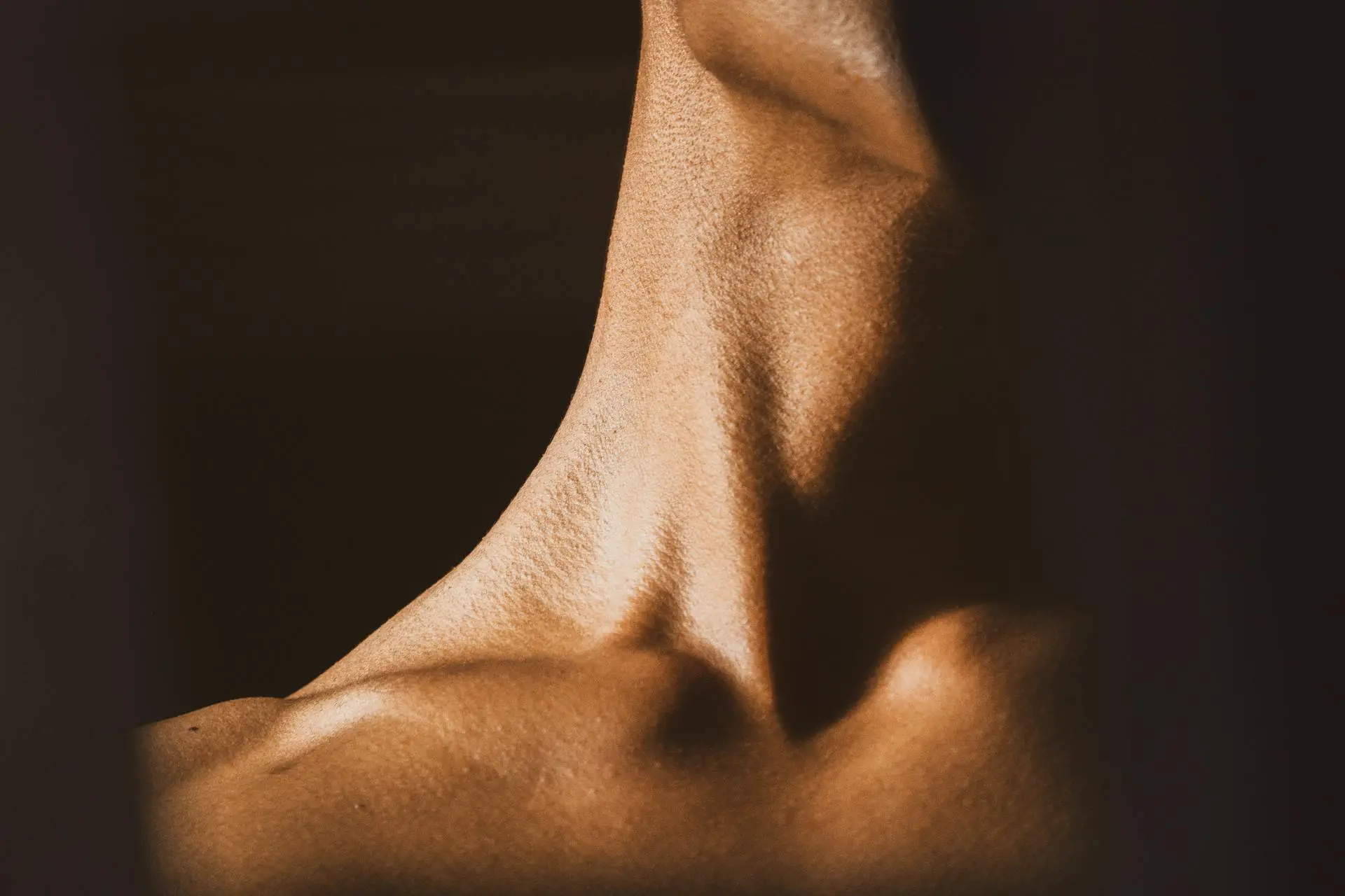 Medium shot of a person's neck after having neck liposuction