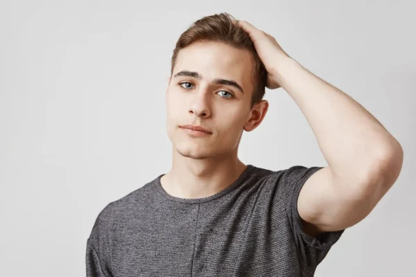 Man flexing the results of his PRP treatment on the scalp