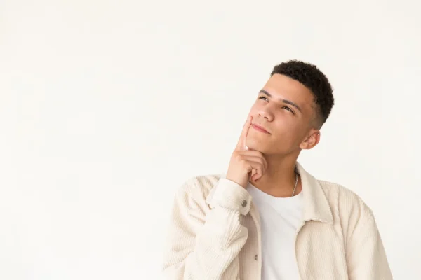 Man thinking about what a qualified plastic surgeon should have to avoid infections after lipo