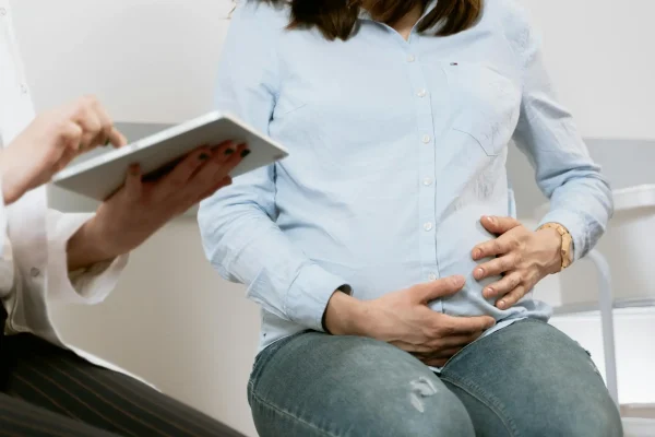 Pregnant woman consulting a regenerative medicine clinic physician about PRP