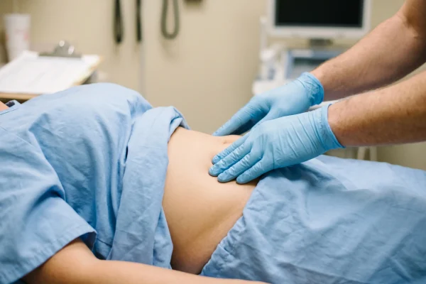 Surgeon assessing a good candidate for a tummy tuck in Tampa