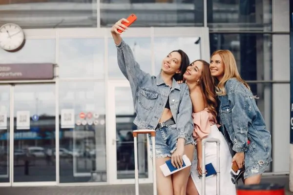Group of girls taking a selfie at the airport after PDO thread lifts