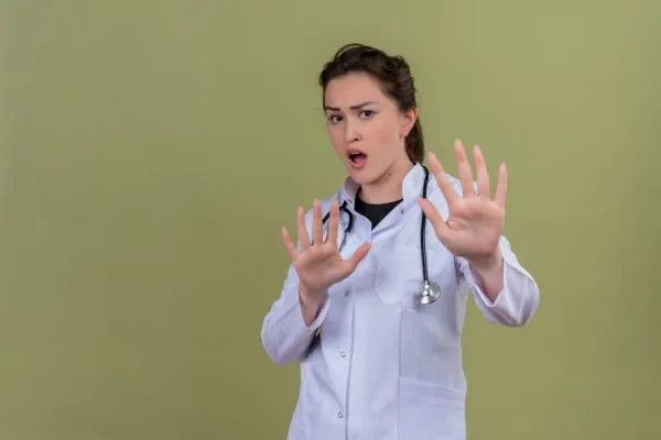 Plastic surgeon warning others about plastic surgery risks