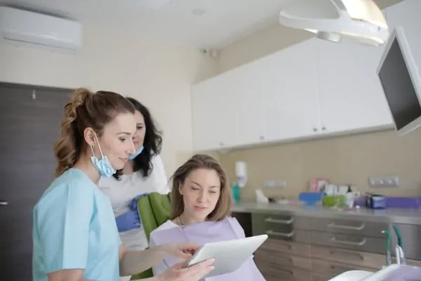 A plastic surgeon discussing traditional lipo vs laser lipo with a patient