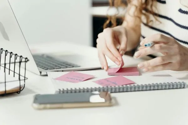 A woman preparing sticky notes for plastic surgery