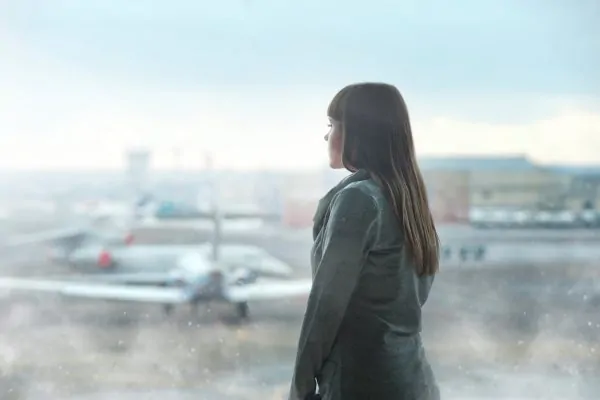 A woman thinking of traveling after a bbl surgery