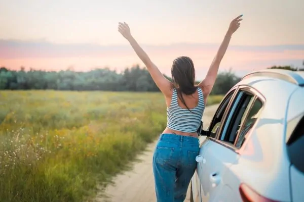 A woman traveling by car after bbl recovery