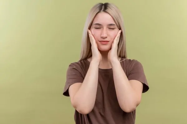 girl with swollen Jawline after Filler