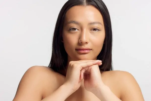model with head rest on hands watching to the camera
